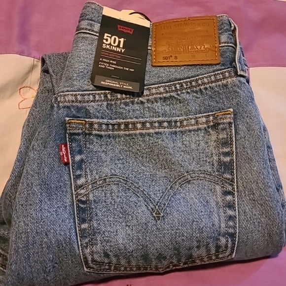 501 Skinny High Rise 26 x 28 Distressed Jean New With Tags MSRP 98.00 Button Fly - Picture 2 of 7